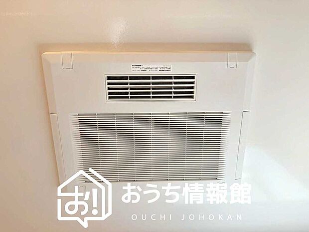 【電気式浴室暖房換気乾燥機】寒い冬場はあたたかく、暑い夏場は扇風機のような心地よさです。
雨の日は、浴室が衣類乾燥スペースになります。