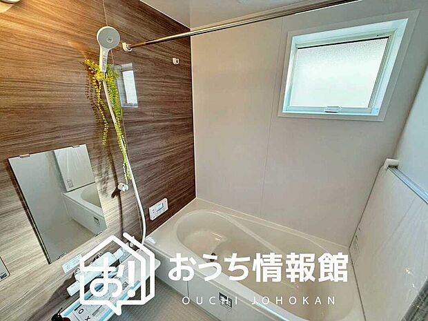 【現地写真（浴室）】浴室暖房乾燥機付き。１坪タイプで広々です。