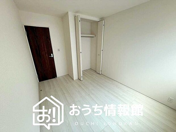 【現地写真（洋室）】木目の美しさを際立たせるシンプルデザインの建具を使用しています。