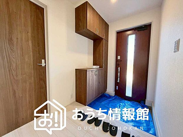【現地写真（玄関）】玄関には、大型のシューズ収納を設置しています。
