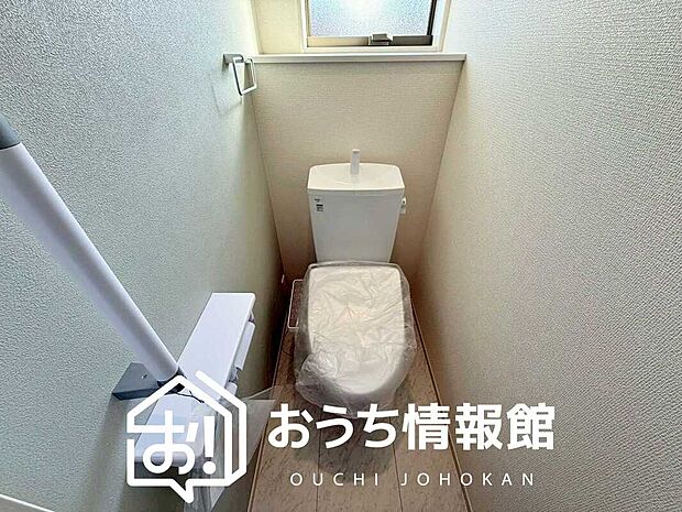 【トイレ】汚れてもサッとひと拭きでお手入れ簡単、エコ仕様の温水洗浄便座付きのトイレです。
バリアフリーにも配慮しています。