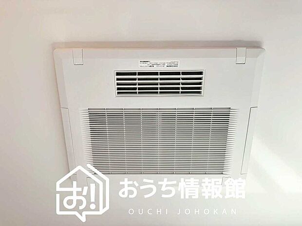 【電気式浴室暖房換気乾燥機】寒い冬場はあたたかく、暑い夏場は扇風機のような心地よさです。
雨の日は、浴室が衣類乾燥スペースになります。