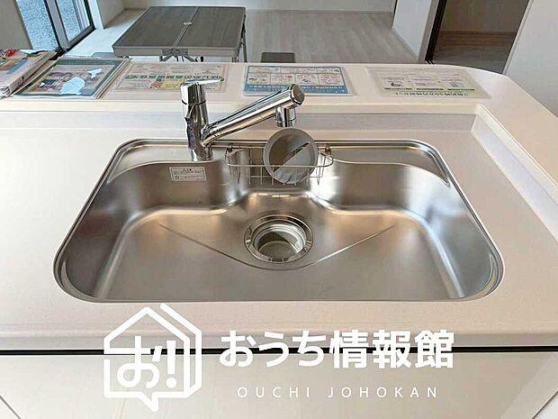【浄水器内臓型ハンドシャワー付シンク】傷や汚れが付きにくい静音仕様の全面エンボス加工シンク。
また、蛇口の先端に浄水器を内蔵。浄水シャワーが使える毎分4リットルのたっぷり浄水。
