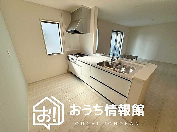 【現地写真（キッチン）】収納たっぷりのシステムキッチン、浄水器付水栓を標準装備しています。