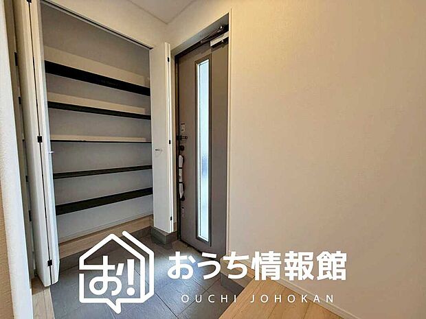 【現地写真（玄関）】玄関には、大型のシューズ収納を設置しています。