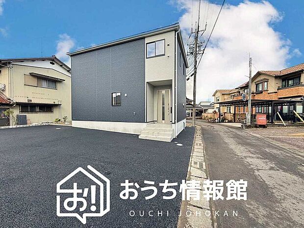 【現地写真（前道含む外観）】健康被害に配慮したもっとも安全性の高い建材を採用し、シックハウス対策をしております。