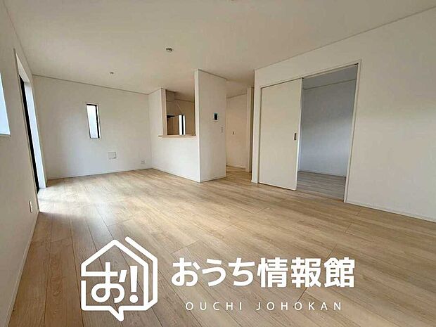 【現地写真（リビング）】フローリング材には、木目、色調など木材特有の風合いがあり、ナチュラルな美しさになっています。