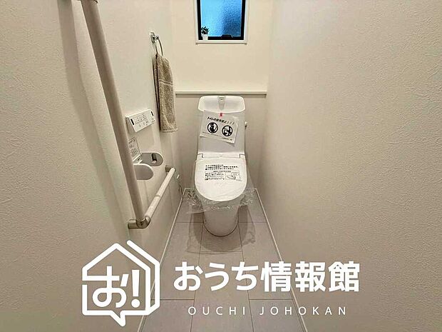 【トイレ】汚れてもサッとひと拭きでお手入れ簡単、エコ仕様の温水洗浄便座付きのトイレです。
バリアフリーにも配慮しています。