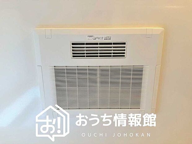 【電気式浴室暖房換気乾燥機】寒い冬場はあたたかく、暑い夏場は扇風機のような心地よさです。
雨の日は、浴室が衣類乾燥スペースになります。
