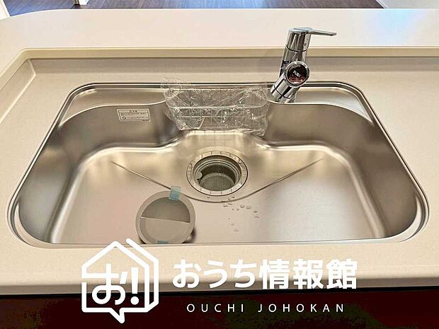 【浄水器内臓型ハンドシャワー付シンク】傷や汚れが付きにくい静音仕様の全面エンボス加工シンク。
また、蛇口の先端に浄水器を内蔵。浄水シャワーが使える毎分4リットルのたっぷり浄水。