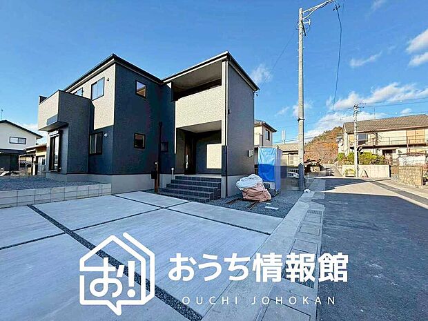 【現地写真(前道含む外観)】軽くて火災に強い屋根材を採用し、地震時の建物への負担や揺れを軽減しています。