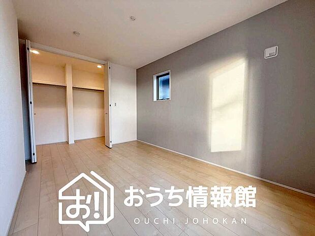 【現地写真(寝室)】木目の美しさを際立たせるシンプルデザインの建具を使用しています。