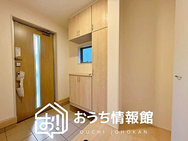 【現地写真(玄関)】玄関には、大型のシューズ収納を設置しています。