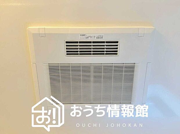 【電気式浴室暖房換気乾燥機】寒い冬場はあたたかく、暑い夏場は扇風機のような心地よさです。
雨の日は、浴室が衣類乾燥スペースになります。