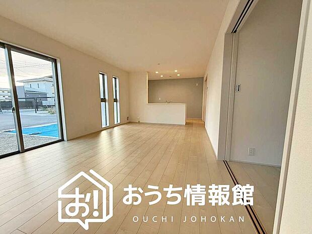 【現地写真(リビング)】フローリング材には、木目、色調など木材特有の風合いがあり、ナチュラルな美しさになっています。