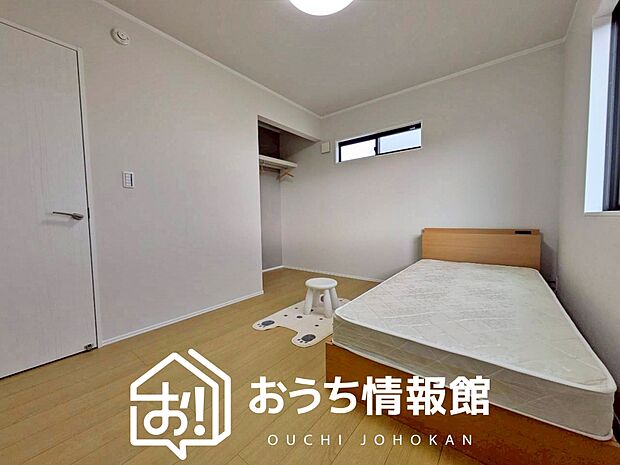 【現地写真（寝室）】木目の美しさを際立たせるシンプルデザインの建具を使用しています。