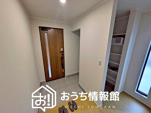 【現地写真（玄関）】玄関には、大型のシューズ収納を設置しています。
