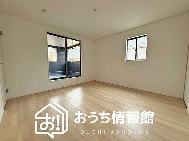 【現地写真(寝室)】木目の美しさを際立たせるシンプルデザインの建具を使用しています。