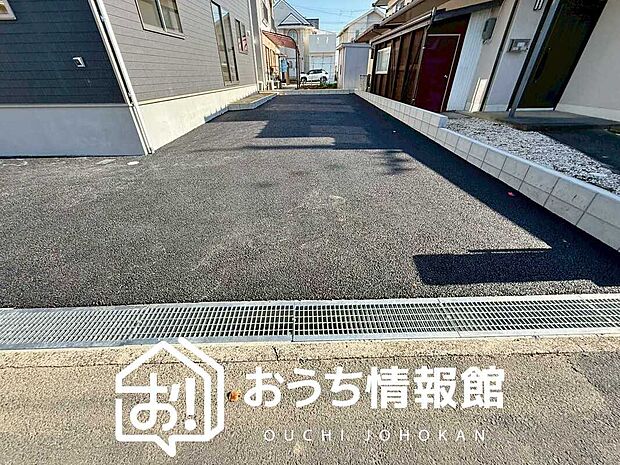 【現地写真（駐車場）】駐車スペースが広く、運転が苦手な方も安心です。