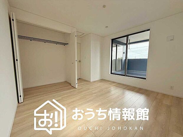 【現地写真(寝室)】木目の美しさを際立たせるシンプルデザインの建具を使用しています。