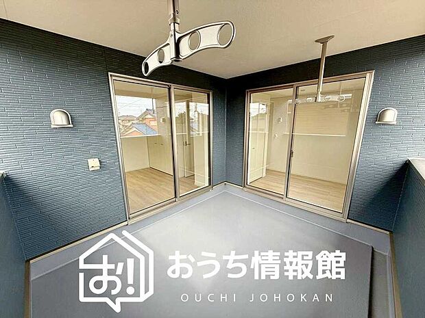 【バルコニー】奥行きが広く、洗濯物をゆったりと干せる十分な広さで、家族の洗濯も捗ります。