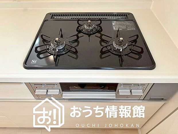 【ビルトインコンロ】フラットな構造で清掃性が高く、過熱防止センサー付3口タイプで日頃の家事も快適です。