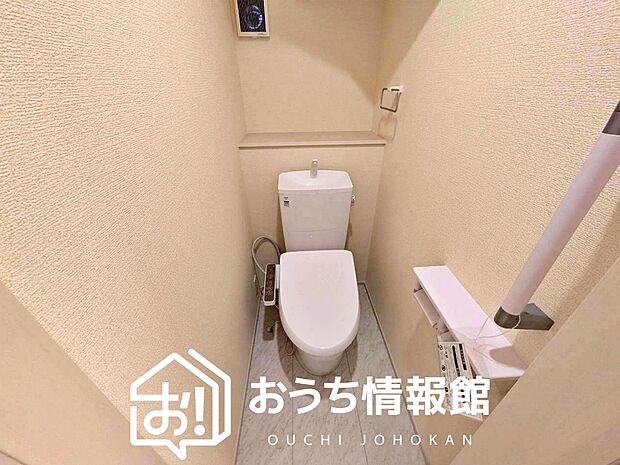 【トイレ】汚れてもサッとひと拭きでお手入れ簡単、エコ仕様の温水洗浄便座付きのトイレです。
バリアフリーにも配慮しています。