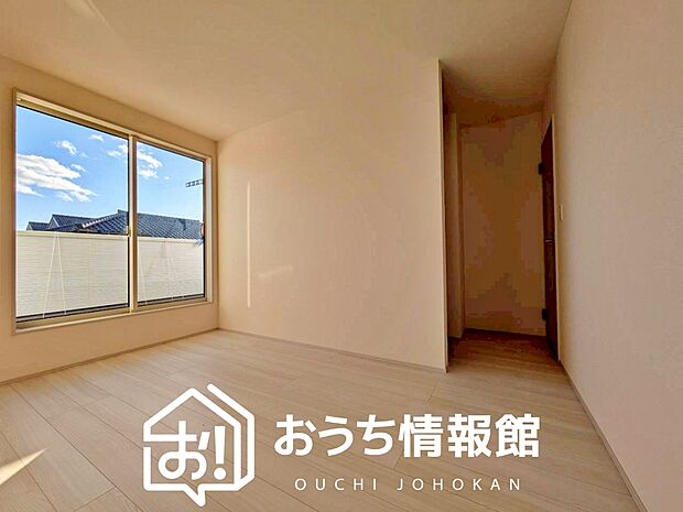 【現地写真（洋室）】木目の美しさを際立たせるシンプルデザインの建具を使用しています。