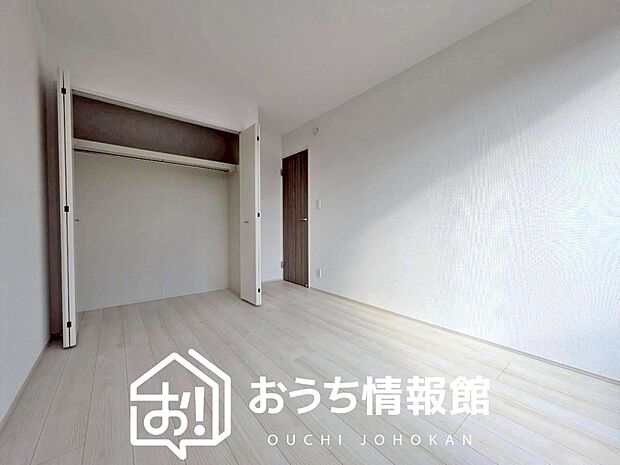 【現地写真（洋室）】木目の美しさを際立たせるシンプルデザインの建具を使用しています。