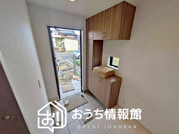 【現地写真（玄関）】玄関には、大型のシューズ収納を設置しています。