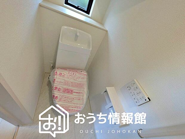 【トイレ】汚れてもサッとひと拭きでお手入れ簡単、エコ仕様の温水洗浄便座付きのトイレです。
バリアフリーにも配慮しています。