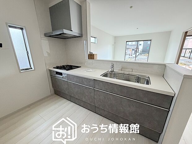 【現地写真（キッチン）】収納たっぷりのシステムキッチン、浄水器付水栓を標準装備しています。