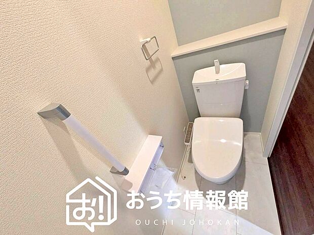 【トイレ】汚れてもサッとひと拭きでお手入れ簡単、エコ仕様の温水洗浄便座付きのトイレです。
バリアフリーにも配慮しています。