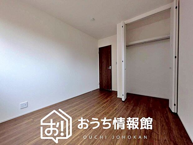 【現地写真（寝室）】木目の美しさを際立たせるシンプルデザインの建具を使用しています。