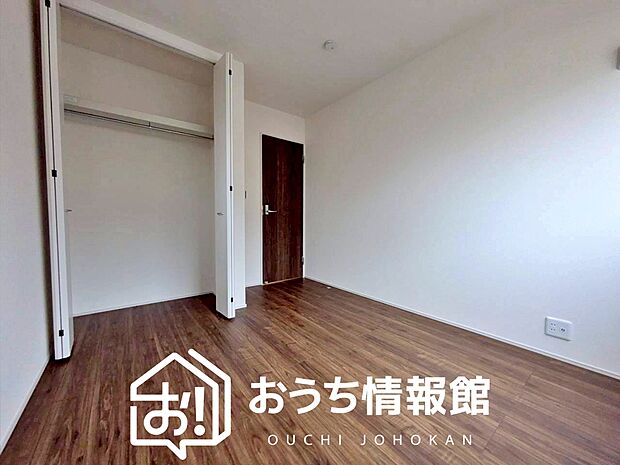 【現地写真（洋室）】木目の美しさを際立たせるシンプルデザインの建具を使用しています。