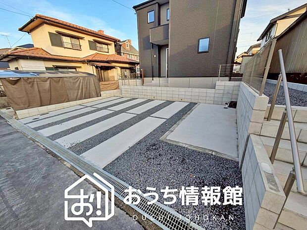 【現地写真（駐車場）】駐車スペースが広く、運転が苦手な方も安心です。