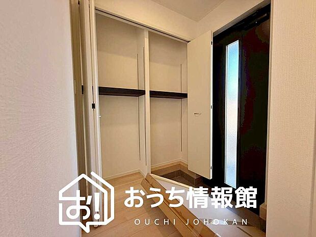 【現地写真（玄関）】玄関には、大型のシューズ収納を設置しています。