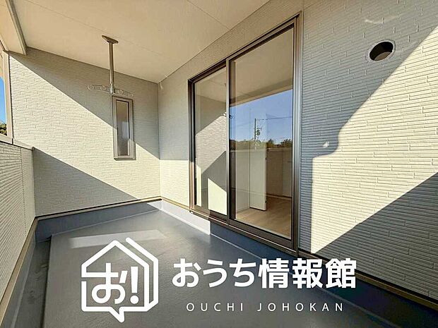 【バルコニー】奥行きが広く、洗濯物をゆったりと干せる十分な広さで、家族の洗濯も捗ります。