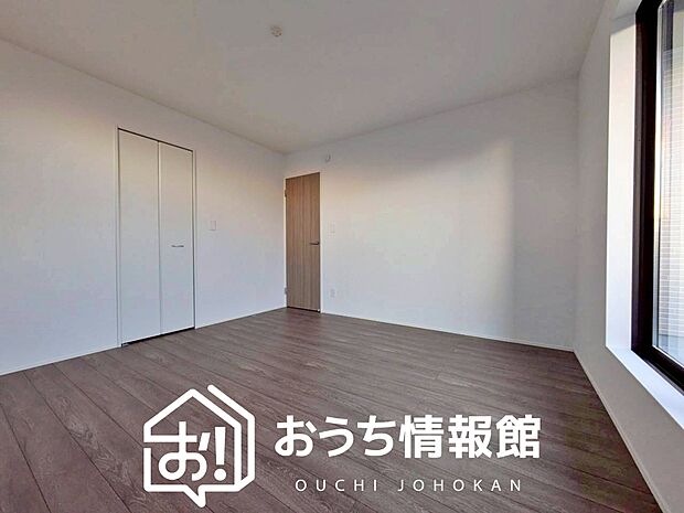 【現地写真（寝室）】木目の美しさを際立たせるシンプルデザインの建具を使用しています。