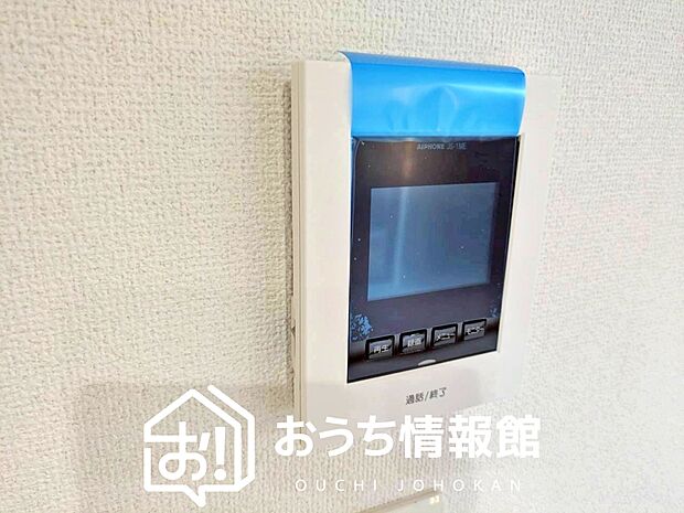 【TVモニター付インターホン】手放し通話ができ、送話表示灯で送話・受話状態が確認できます。
映像と音声で玄関先の様子をチェックできるモニター機能や、夜間の訪問者の顔も確認できるLEDライトを装備しています