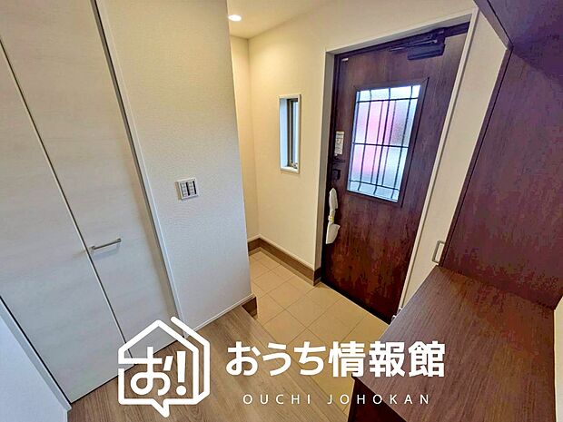 【現地写真（玄関）】玄関には、大型のシューズ収納を設置しています。