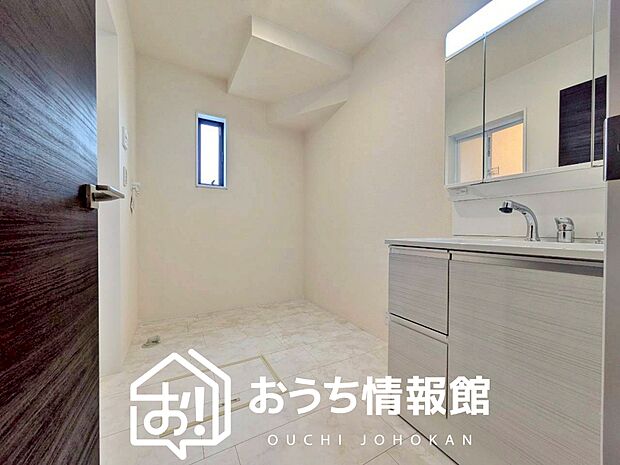 【洗面台・洗面所】鏡の両サイドは、必要なものを取出しやすく、大きな鏡面で朝の準備も快適。
使いやすいリフトアップ機能付きのシングルレバーシャワー水栓付です。