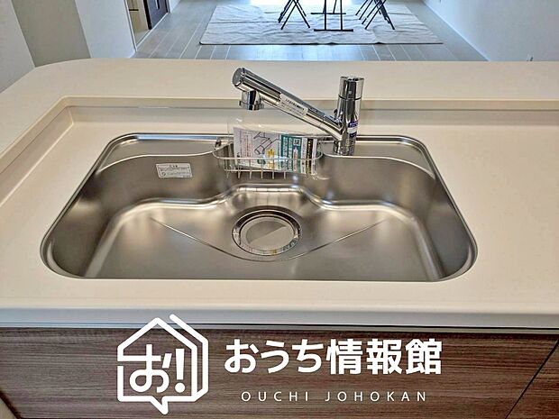 【浄水器内臓型ハンドシャワー付シンク】傷や汚れが付きにくい静音仕様の全面エンボス加工シンク。
また、蛇口の先端に浄水器を内蔵。浄水シャワーが使える毎分4リットルのたっぷり浄水。