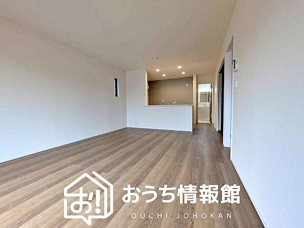 【現地写真（リビング）】フローリング材には、木目、色調など木材特有の風合いがあり、ナチュラルな美しさになっています。