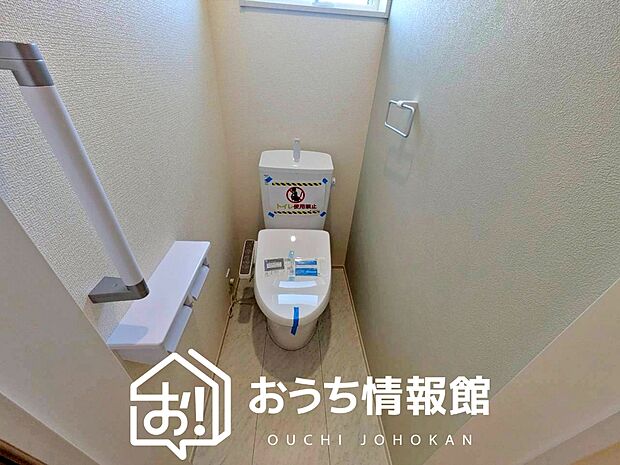 【トイレ】汚れてもサッとひと拭きでお手入れ簡単、エコ仕様の温水洗浄便座付きのトイレです。
バリアフリーにも配慮しています。