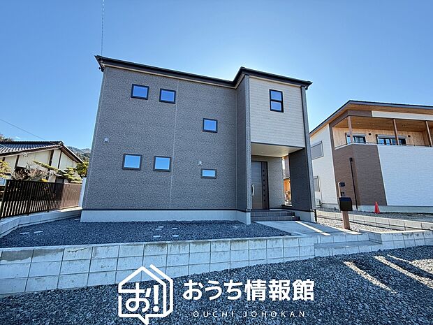 【現地写真（外観）】雨で汚れを落とし、耐久性・耐候性に優れた外壁を使用しています。