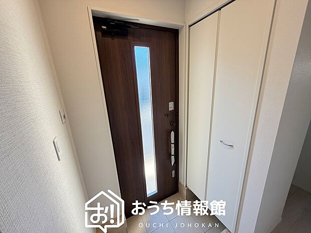 【現地写真（玄関）】玄関には、大型のシューズ収納を設置しています。