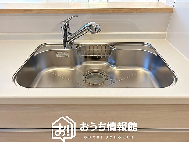 【浄水器内臓ハンドシャワー付シンク】広々とした凸型シンクに洗剤ポケットを標準装備。すっきり収納できます。
また、蛇口の先端に浄水器を内蔵しているため場所をとりません。