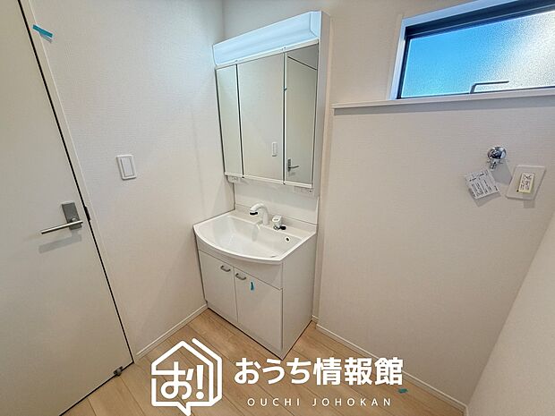 【洗面台・洗面所】鏡の両サイドは、必要なものを取出しやすく、大きな鏡面で朝の準備も快適。
使いやすいリフトアップ機能付きのシングルレバーシャワー水栓付です。
