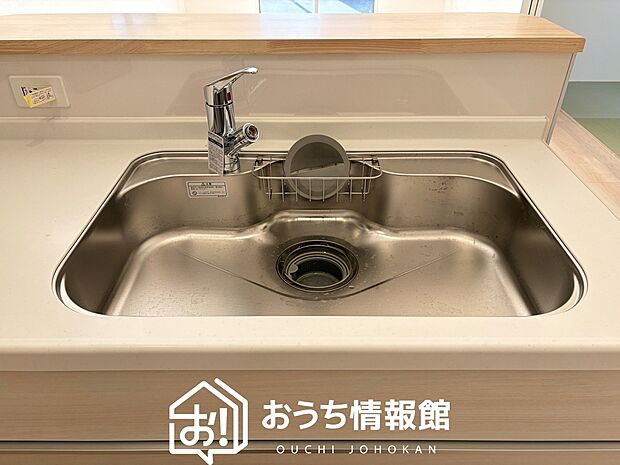 【浄水器内臓ハンドシャワー付シンク】広々とした凸型シンクに洗剤ポケットを標準装備。すっきり収納できます。
また、蛇口の先端に浄水器を内蔵しているため場所をとりません。
